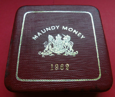 1962 maundy set case